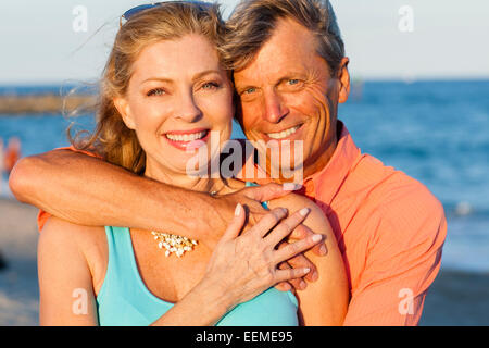 Ältere kaukasischen paar umarmt am Strand Stockfoto