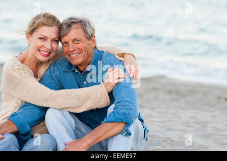 Ältere kaukasischen paar umarmt am Strand Stockfoto