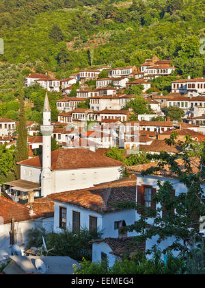 Erhöhter Blick auf Häuser, die auf einem grünen Hügel im Dorf Sirince gelegen sind. Provinz Izmir, Türkei. Stockfoto