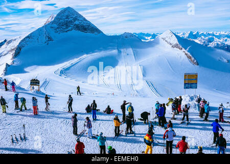 Hintertuxer Gletscher, Gefrorene Wand Skistation mit Olperer Gipfel im Hintergrund, Tirol, Österreich Stockfoto