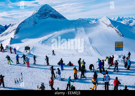 Hintertuxer Gletscher, Gefrorene Wand Skistation mit Olperer Gipfel im Hintergrund, Tirol, Österreich Stockfoto