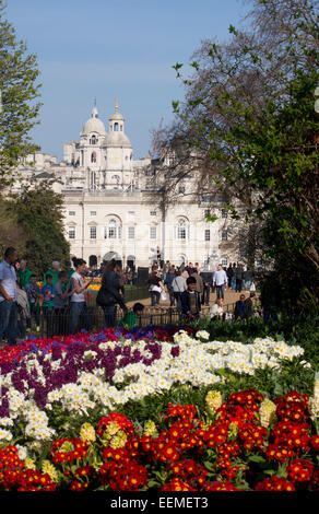 St James Park Blumenbeete mit Tulpen im Frühling Frühling blickt Horseguards Parade mit Menschen zu Fuß durch Westminst Stockfoto