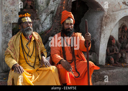 Zwei Sadhus in typischer Kleidung, Altstadt, Kathmandu, Nepal Stockfoto