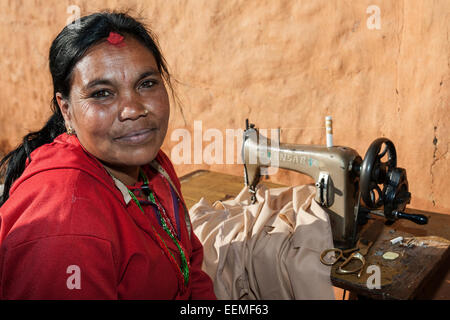 Nepalesische Näherin, Schneider, Porträt, Nargakot, Nepal Stockfoto