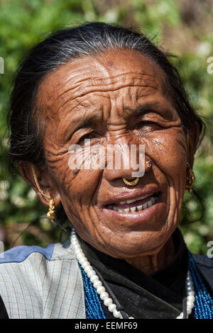 Nepalesische Frau mit Ohrringen und Nase piercing, Porträt, mit Nargakot, Nepal Stockfoto