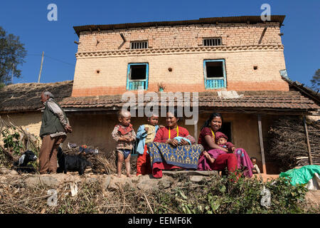 Nepalesische Frauen und Kinder, Familie, traditionelle Kleidung in Nargakot, Nepal Stockfoto