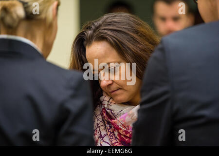 München, Deutschland. 20. Januar 2015. Die Beklagte Beate Zschaepe betritt den Gerichtssaal an das Oberlandesgericht in München, Deutschland, 20. Januar 2015. An das höhere regionale Gericht (OLG) setzte die Studie auf die Morde und Terroranschläge des "nationalsozialistischen Underground" (NSU). Foto: MARC Müller/Dpa/Alamy Live News Stockfoto