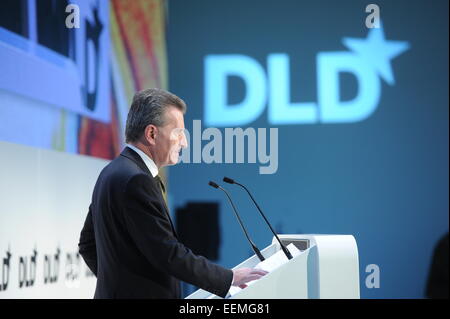 München, Deutschland. 20. Januar 2015. München/Deutschland - Januar 20: Günther Oettinger (VP Europäische Kommission) spricht auf dem Podium bei der DLD15 (Digital-Life-Design)-Konferenz am 20. Januar 2015 HVB Forum in München. DLD ist ein globales Netzwerk von Innovation, Digitalisierung, Wissenschaft und Kultur, die Wirtschaft, kreativen und sozialen Führer, Meinungsbildnern und Einflussfaktoren für Crossover Unterhaltung und Inspiration verbindet. (Foto: picture-Alliance/Jan Haas) / picture Alliance/Dpa/Alamy Live News Stockfoto