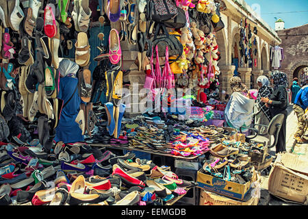 Arabische Leute an einem Bekleidungsmarkt in Essaouira, Marokko. Stockfoto