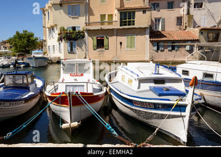 Kleine Boote vertäut entlang des Kanals in Martigues, Frankreich Bouches du Rhone, PACA (Provence-Alpes-Cote d ' Azur) Stockfoto