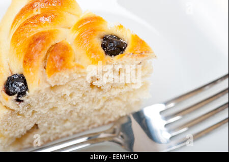 frisch nach Hause gebackenen Blaubeeren Brot Kuchen Dessert über weiße Holz Tisch Stockfoto