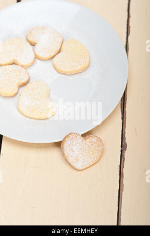 frisch herzförmige gebackene Shortbread Valentine Tag cookies Stockfoto