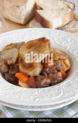 Lancashire Hotpot traditionell hergestellt aus Lamm gekrönt mit in Scheiben geschnittenen Kartoffeln Stockfoto