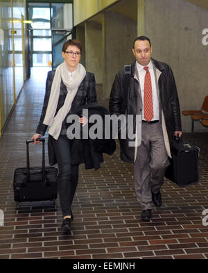 München, Deutschland. 20. Januar 2015. Die Verteidigung Räte, die Rechtsanwälte Adam Ahmed und Eva Gareis, kommen zu Beginn des Prozesses gegen ein Terror-Verdächtigen an das Oberlandesgericht in München, Deutschland, 20. Januar 2015. Eine 27 Jahre alte deutsche steht im Verdacht als Mitglied der Gruppe "Junud Al-Sham" terroristischer Aktivitäten in Syrien beteiligt gewesen. Er ist des kollektiven Mordes angeklagt. Foto: TOBIAS HASE/Dpa/Alamy Live News Stockfoto