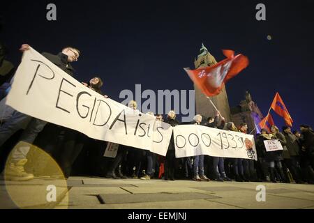 Wiesbaden, Deutschland. 19. Januar 2015. Demonstranten halten einen Banner, das liest "Pegida ist so 1933' während einer Demonstration gegen die"Pegida"(Patriotischen Europäer gegen die Islamisierung des Abendlandes) Anti-islamische Bewegung an der central Station in Wiesbaden, Deutschland, 19. Januar 2015. Rund 10.000 Menschen gingen auf die Straße, um gegen Pegida zu protestieren. Bildnachweis: Dpa picture Alliance/Alamy Live News Stockfoto