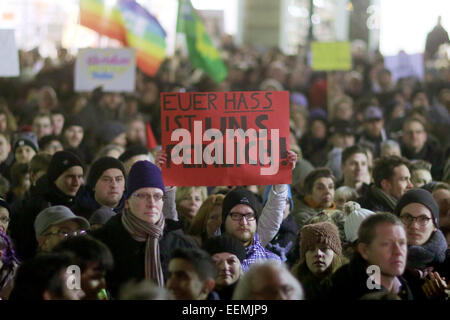 Wiesbaden, Deutschland. 19. Januar 2015. Demonstranten halten ein Plakat in den Händen der lautet "Ihr Hass ist uns peinlich" während einer Demonstration gegen die "Pegida" (Patriotischen Europäer gegen die Islamisierung des Abendlandes) Anti-islamische Bewegung auf dem Schlossplatz in Wiesbaden, Deutschland, 19. Januar 2015. Rund 10.000 Menschen gingen auf die Straße, um gegen Pegida zu protestieren. Bildnachweis: Dpa picture Alliance/Alamy Live News Stockfoto