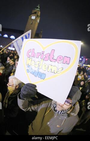 Wiesbaden, Deutschland. 19. Januar 2015. Demonstranten halten ein Plakat in ihren Händen, die während einer Demonstration gegen die "Pegida" (Patriotischen Europäer gegen die Islamisierung des Abendlandes) Anti-islamische Bewegung an der central Station in Wiesbaden, Deutschland, 19. Januar 2015 "Christen, Moslems, Juden" zu lesen. Rund 10.000 Menschen gingen auf die Straße, um gegen Pegida zu protestieren. Bildnachweis: Dpa picture Alliance/Alamy Live News Stockfoto