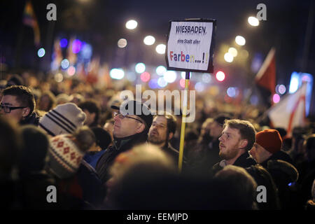 Wiesbaden, Deutschland. 19. Januar 2015. Demonstranten halten ein Plakat in den Händen der "Wiesbaden, einer Stadt in allen Farben" während einer Demonstration gegen die "Pegida" (Patriotischen Europäer gegen die Islamisierung des Abendlandes) Anti-islamische Bewegung auf dem Schlossplatz in Wiesbaden, Deutschland, 19. Januar 2015 lautet. Rund 10.000 Menschen gingen auf die Straße, um gegen Pegida zu protestieren. Bildnachweis: Dpa picture Alliance/Alamy Live News Stockfoto