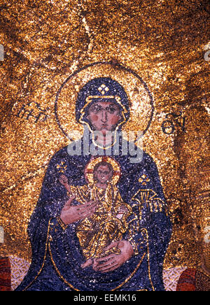 Friaul-julisch-Venetien liegt im Nordosten Italiens an der Grenze zu Slowenien und Österreich. Jungfrau Maria thront Mosaik in der Kirche San Giusto, Triest Stockfoto