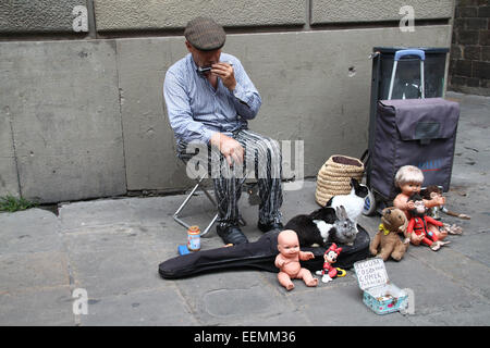 Ältere Straße Entertainer mit Kaninchen und altes Spielzeug spielen der Mundharmonika in der Nähe der Kathedrale von Barcelona, Katalonien, Spanien Stockfoto