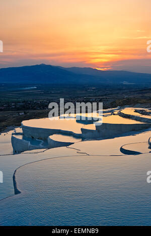 Blick von Travertin Terrassen von Pamukkale bei Sonnenuntergang. Pamukkale, Provinz Denizli, Türkei. Stockfoto