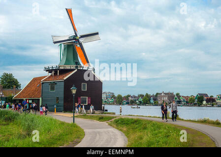 Amsterdam, Waterland Bezirk, Zaandam, Touristen in der berühmten Gegend der Mühlen Stockfoto