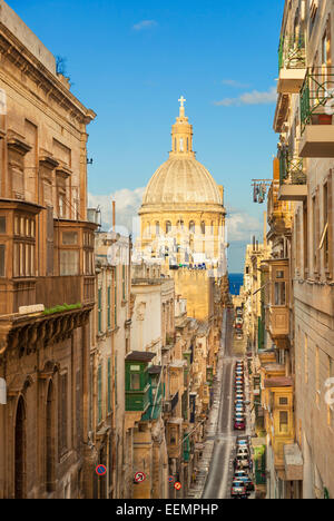 Kuppel der Karmeliterkirche und und historischen Gasse, alte Mint Street Valletta Malta EU Europa Stockfoto