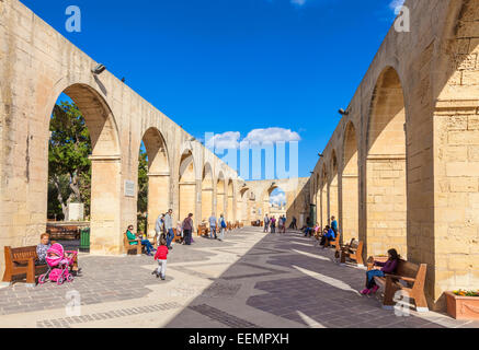 Touristen in Upper Barrakka Gardens mit Blick auf den Grand Harbour Valletta Malta EU Europa Stockfoto