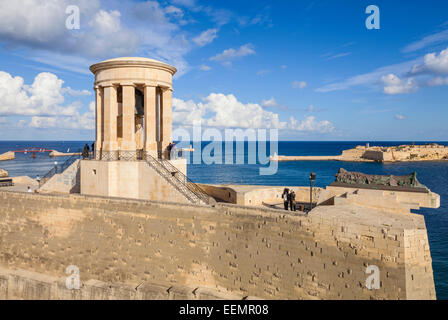 Siege Bell Memorial und dem zweiten Weltkrieg verlor Segler Denkmal mit Blick auf den Grand Harbour Valletta Malta EU Europa Stockfoto