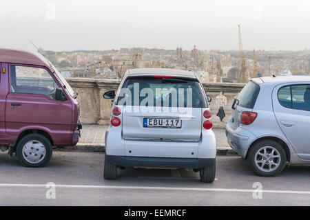 Smart Auto geparkt zwischen auf kleinem Raum zwischen zwei Autos VallettaMalta EU Europa Stockfoto