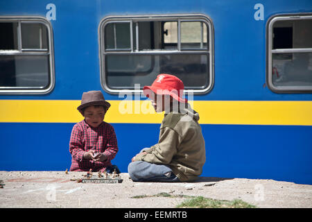 Zwei peruanische Jungs spielen Schach-wie Brettspiel auf Bahnsteig Bahnhof, La Raya, Peru. Stockfoto