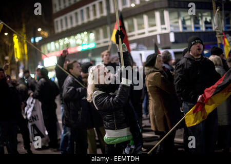 Düsseldorf, Deutschland. 19. Januar 2015. Demonstranten nehmen Teil an einer Demonstration gegen die regionalen "Duegida" (Düsseldorf gegen die Islamisierung des Abendlandes) Anti-islamische Bewegung in Düsseldorf, 19. Januar 2015. Foto: Maja Hitij/Dpa/Alamy Live News Stockfoto