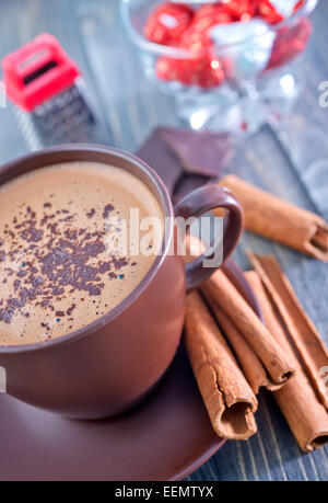 Kakaogetränk in Cup und auf einem Tisch Stockfoto