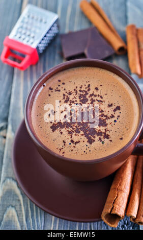 Kakaogetränk in Cup und auf einem Tisch Stockfoto