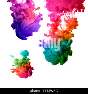 Tinte in Wasser isoliert auf weißem Hintergrund. Regenbogen von Farben Stockfoto