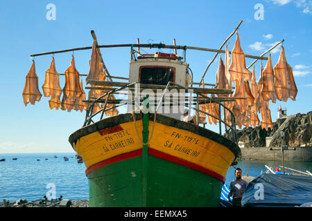 Stockfisch Fisch hing zum Trocknen in die Küstenstadt Dorf von Camara de Lobos auf Madeira Stockfoto