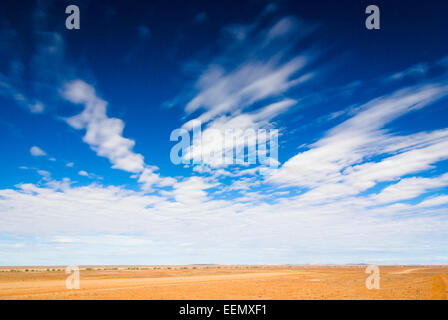 Dramatischer Himmel über Moon Plain, in der Nähe von Coober Pedy, Outback South Australia Stockfoto