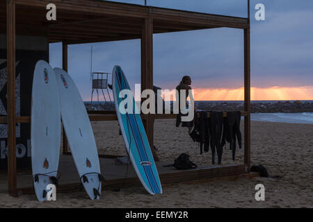 Surfer bei Sonnenuntergang. Donostia. San Sebastian. Euskadi. Vasque Land. Spanien. Europa Stockfoto