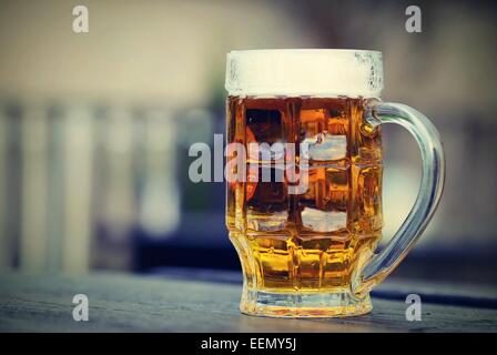 Gezapftes Bier im Offenausschank Stockfoto