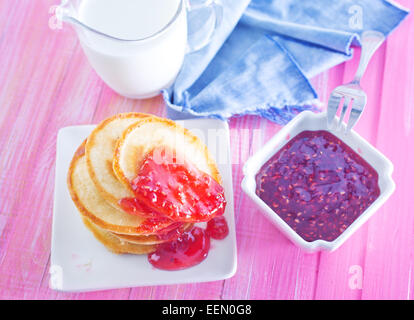 Pfannkuchen mit Himbeermarmelade auf dem Teller Stockfoto