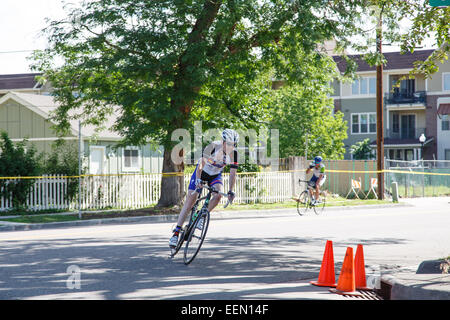 Profi-Radrennen durch Wohnstraßen von Denver, Colorado Stockfoto