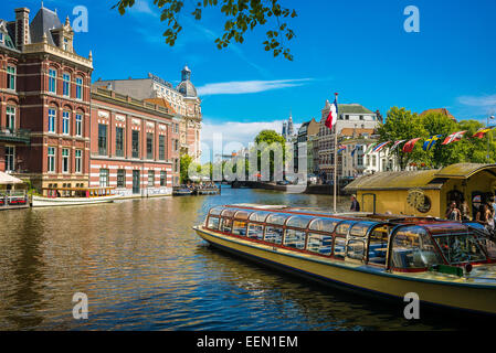 Blick auf den Kanal von der Munt Plein Amstel Amsterdam Stockfoto