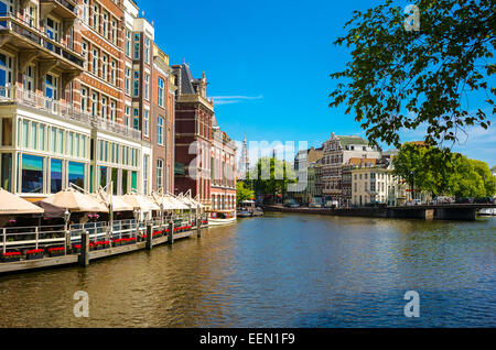 Blick auf den Kanal von der Munt Plein Amstel Amsterdam Stockfoto