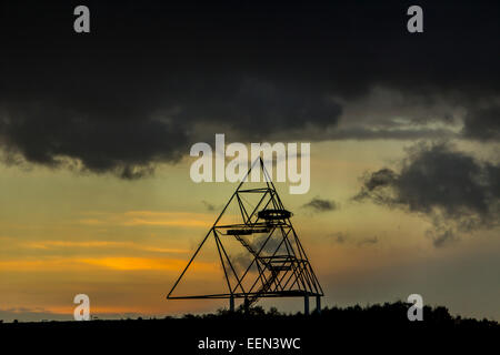 Tetraeder, eine begehbare Skulptur, über 40 Meter hoch, die Aussichtsplattform, auf einen Talon in Bottrop, Deutschland Stockfoto