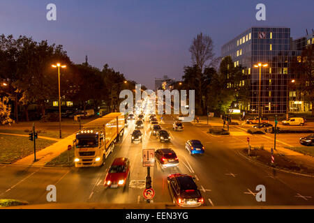 Rush Hour am Abend, Alfred Street, Essen, Deutschland Stockfoto