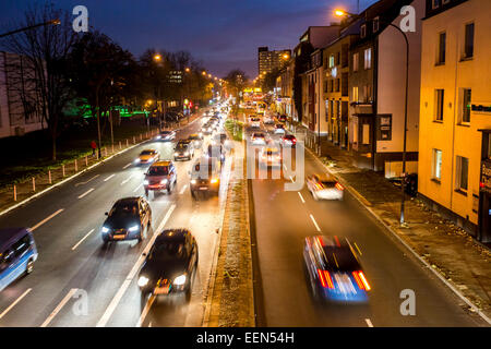 Rush Hour am Abend, Alfred Street, Essen, Deutschland Stockfoto