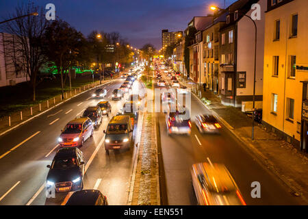 Rush Hour am Abend, Alfred Street, Essen, Deutschland Stockfoto