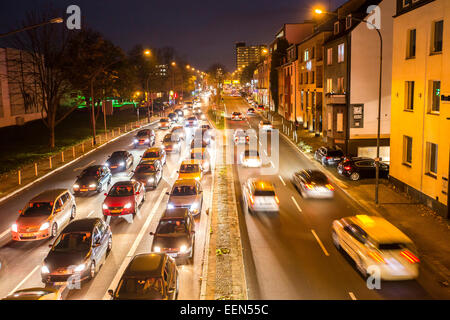 Rush Hour am Abend, Alfred Street, Essen, Deutschland Stockfoto