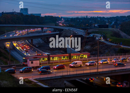 Rush Hour auf der Autobahn A40, Autobahn, auf "West-Kreuz" - Kreuzung west, in der Abenddämmerung, Bochum, Deutschland Stockfoto