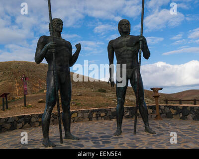 Bronzestatuen von uralten Könige Guise und Ayose am Mirador Morro Velosa Viewpoint Fuerteventura Kanaren beliebtes touristisches Reiseziel blauen Himmel Stockfoto